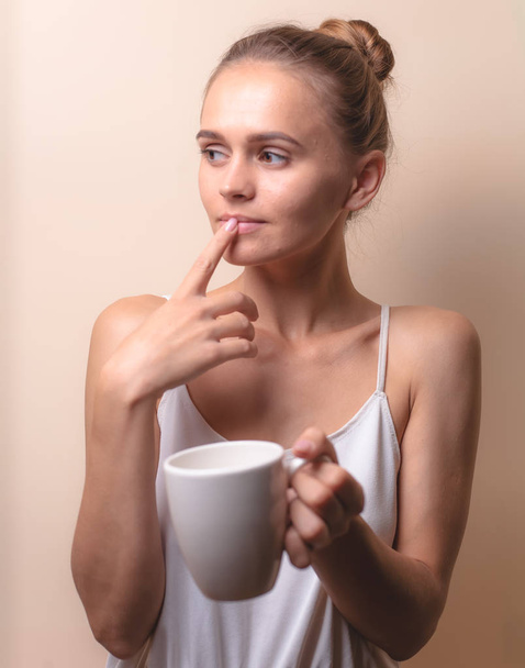 Mladá žena si užívá šálek kávy. Portrét samice s ranním čajem. Kopírovat místo - Fotografie, Obrázek