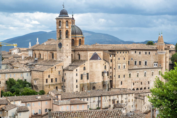 Panorámás kilátás a régi középkori város Urbino (Marche régió, Olaszország). Színes kép. - Fotó, kép