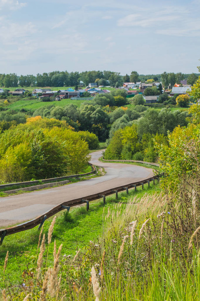 Klikatá silnice v poli nedaleko vesnice Tatarstan, Rusko - Fotografie, Obrázek