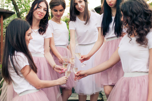 Lányok Bachelorette Party pezsgővel szemüveg - Fotó, kép