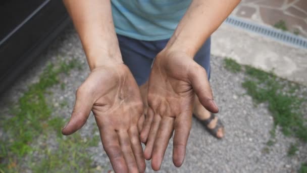 Mecánico frota las manos sucias después del trabajo. Primer plano: cámara lenta - Metraje, vídeo