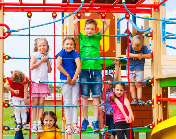 A városi parkban színes kötélen lógó gyerekek - Fotó, kép