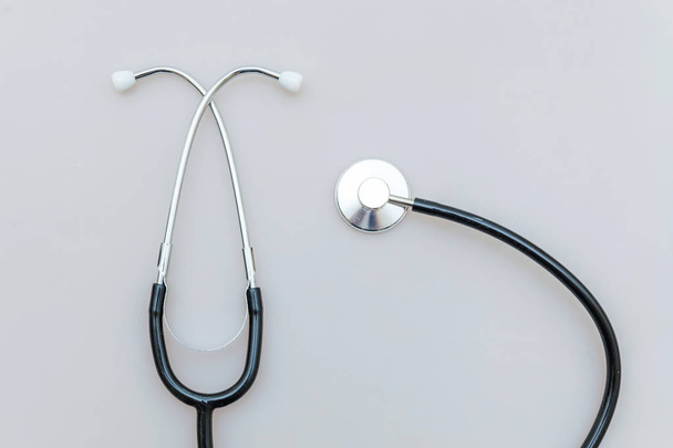 Lékařská zařízení stetoskop nebo fonendoskop izolované na bílém pozadí. Přístroj pro lékaře. Koncepce životního pojištění zdravotní péče - Fotografie, Obrázek