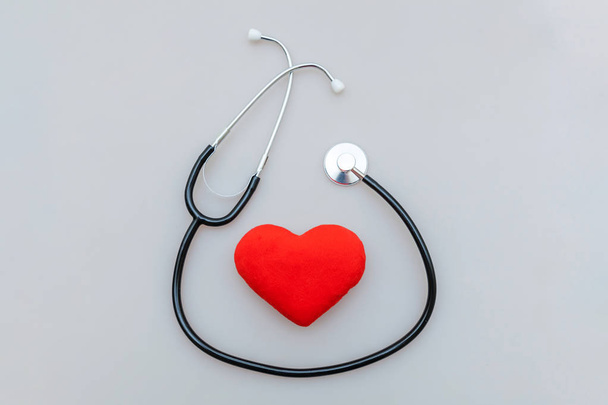 Медичне обладнання стетоскоп або фонендоскоп і червоне серце ізольовані на білому тлі. Прилад для приладів лікаря. Концепція медичного страхування життя
 - Фото, зображення