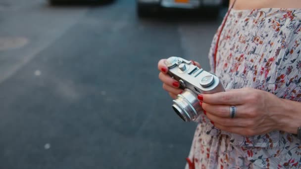 Női kezek fotóznak retro kamera - Felvétel, videó