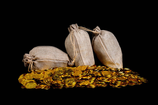 Skládat zlatou minci do pytle s poklady  - Fotografie, Obrázek