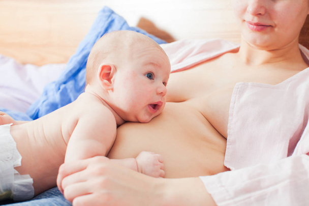 母親の胸に到達しようとしている赤ちゃん。生物学的栄養学 - 写真・画像