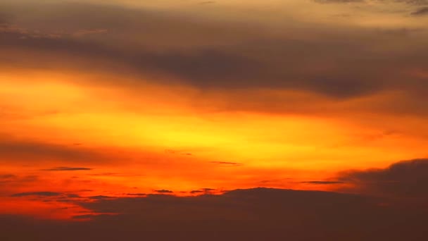 zonsondergang en zon licht terug op Red Cloud on Sky in de avond - Video