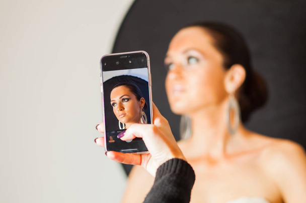 Makeup and tanning professional photoshooting her model - Fotó, kép