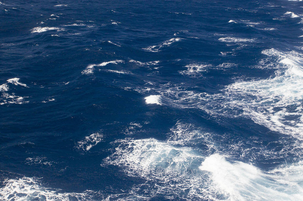 Дивовижні кольори води з хвилями Середземного моря - Фото, зображення