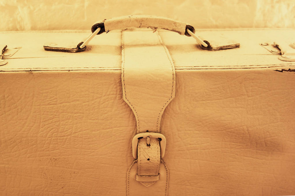 古いスタイルのヴィンテージ素朴なスーツケース。白塗りのレザーバッグまたは  - 写真・画像