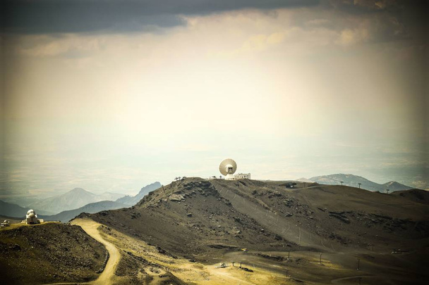 Observatory and landscape of Sierran Nevada at the end of August without snow. - 写真・画像