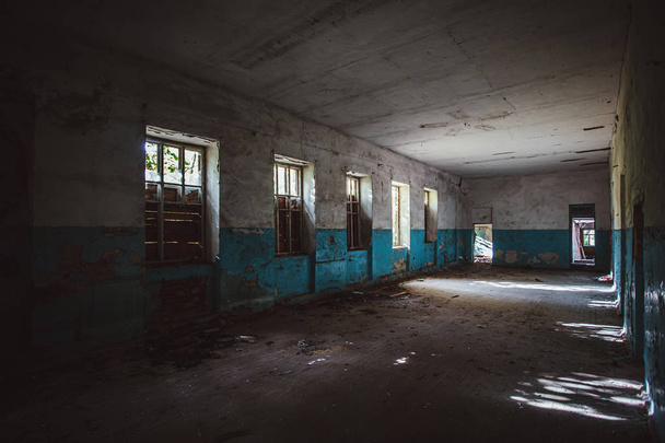Dark dirty corridor of old abandoned building - Foto, immagini