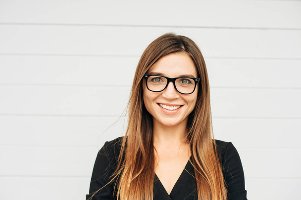 Retrato de cerca de una hermosa joven empresaria con anteojos
 - Foto, Imagen