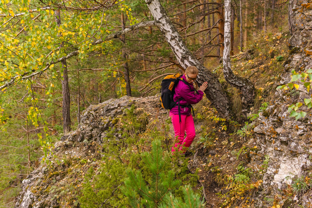 naispuolinen matkustaja vaellus syksyllä metsässä
 - Valokuva, kuva