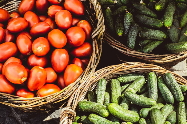 warzywa i owoce w wiklinowym koszyku na rynku - Zdjęcie, obraz
