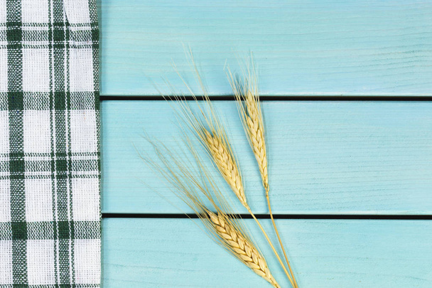Пшеничный шип на синем деревянном фоне, деревенское изображение с копировальным пространством
 - Фото, изображение