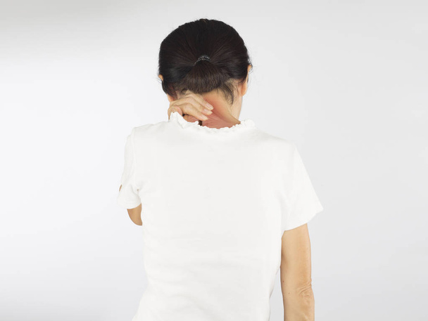 alte asiatische Frau spüren Nackenmuskelschmerzen  - Foto, Bild