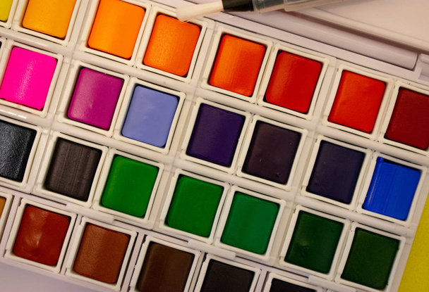 Fırça ile renkli suluboya boyalar palet seti  - Fotoğraf, Görsel