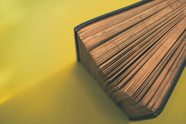 Gros plan Belle vue dégagée sur un vieux livre sur une table de fond jaune
. - Photo, image
