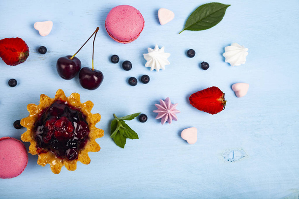 Small berry cake and ripe berries - Zdjęcie, obraz
