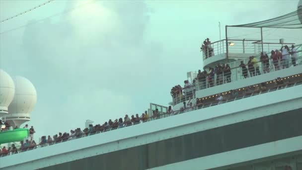 přeplněné palubě výletní lodi - Záběry, video