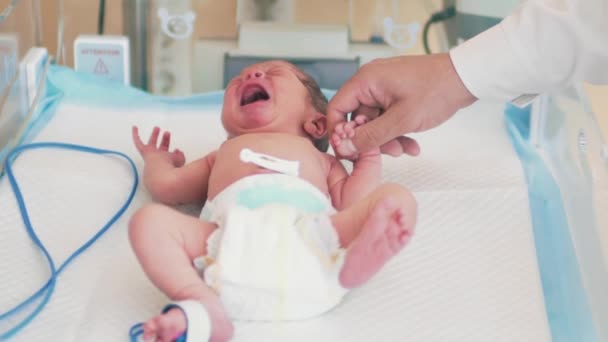 Νεογέννητο σε χώρο ανάνηψης - Πλάνα, βίντεο