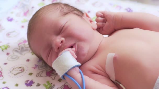 Zbliżenie śpiącego noworodka - Materiał filmowy, wideo