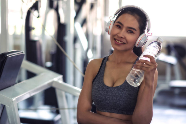 Aziatisch meisje houdt water in sport Gym - Foto, afbeelding