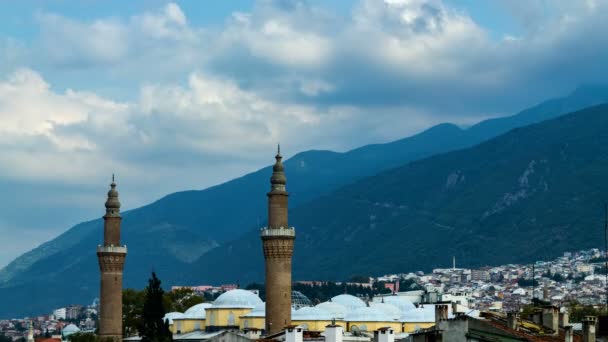 Minaret v ulici Bursa Ulu Cami a pohoří Uludag. Video s časovým odstupem - Záběry, video