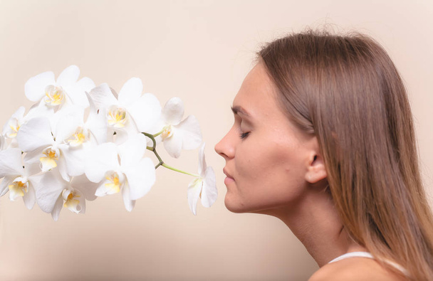 Lähikuva muotokuva kaunis malli valkoinen orkidea kukkia
. - Valokuva, kuva