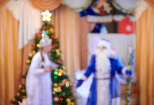père givre et neige jeune fille sont près de l'arbre de Noël, lumières de Noël et concept de vacances
 - Photo, image