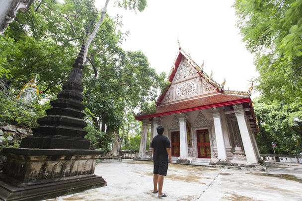 Muinainen temppeli sijaitsee kukkulalla Phetchaburin maakunnassa. Thaimaasta monta vuosikymmentä, kunnioitetaan kyläläiset alueella
 - Valokuva, kuva