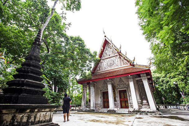 Starożytna świątynia położona na wzgórzu w prowincji Phetchaburi. Tajlandii przez wiele dekad, jest szanowany przez mieszkańców w okolicy - Zdjęcie, obraz