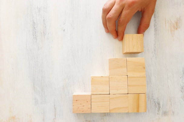 conceito de negócio do homem mão organizando blocos de madeira. mock up ou modelo
 - Foto, Imagem