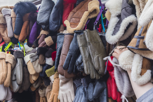 Fellhandschuhe und Mützen aus Leder auf dem Markt - Foto, Bild