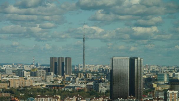 Kilátás Moszkva városkép, városi házak ellen felhős kék ég - Fotó, kép