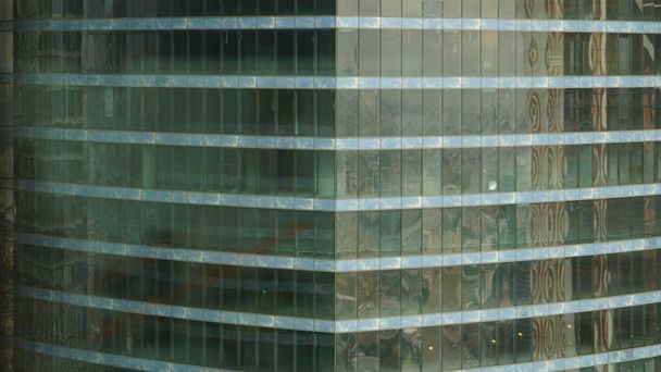 Urbanistický pohled na roh domu s několika skleněnými okny. - Fotografie, Obrázek