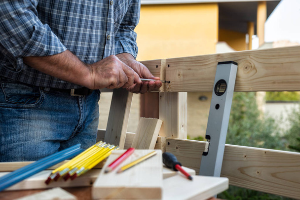 Rzemieślnik w pracy na drewnianych deskach. - Zdjęcie, obraz