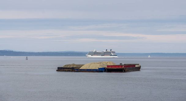 Barge et bateau de croisière
 - Photo, image