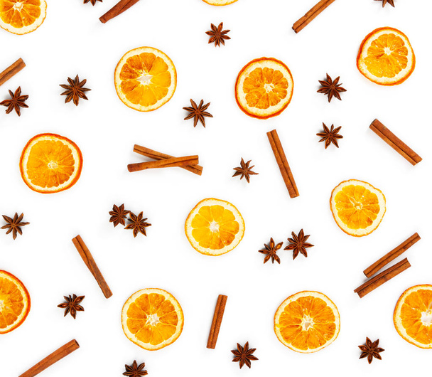 シナモンスティック、乾燥オレンジのスライス、スターアニスに隔離  - 写真・画像