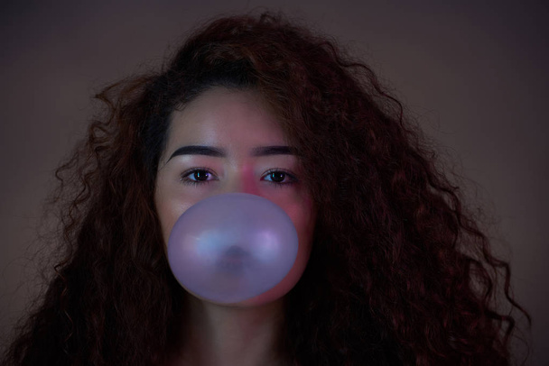 Portret van het meisje met kauwgom - Foto, afbeelding