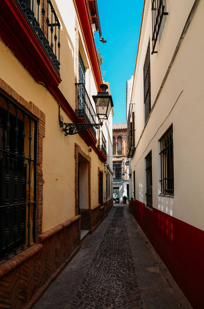 Stará malebná chodba ve středověké židovské čtvrti Santa Cruz v Seville, Andalusii, Španělsko - Fotografie, Obrázek