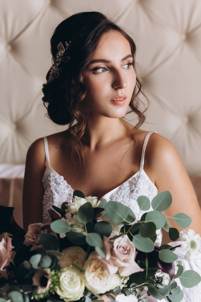 Bride with a wedding bouquet. Morning with Bride. - Photo, image