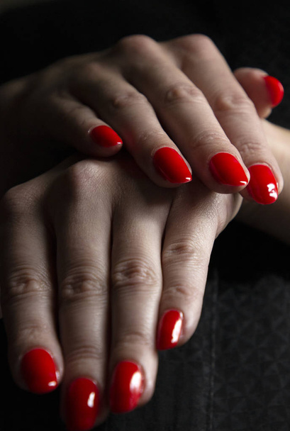 bella manicure femminile rosso brillante per Halloween
 - Foto, immagini