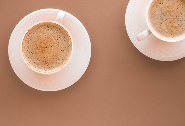 Tazza di caffè caldo come bevanda per la colazione, tazze flatlay sul retro beige
 - Foto, immagini