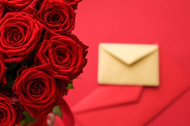 Love επιστολή και την υπηρεσία παράδοσης λουλουδιών στην ημέρα του Αγίου Βαλεντίνου, luxur - Φωτογραφία, εικόνα