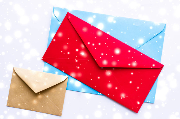 Зимові канікули пусті паперові конверти на мармурі з блискучим снігом f
 - Фото, зображення