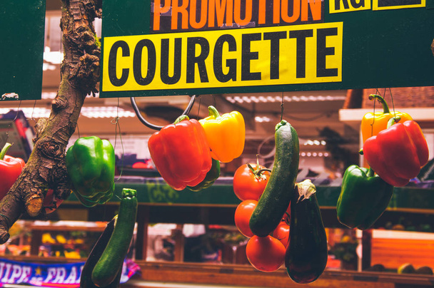 Frutas y verduras frescas en un mercado callejero
. - Foto, Imagen