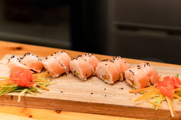 Krab Sushi met garnalen en natuurlijke speciale dressing - Foto, afbeelding